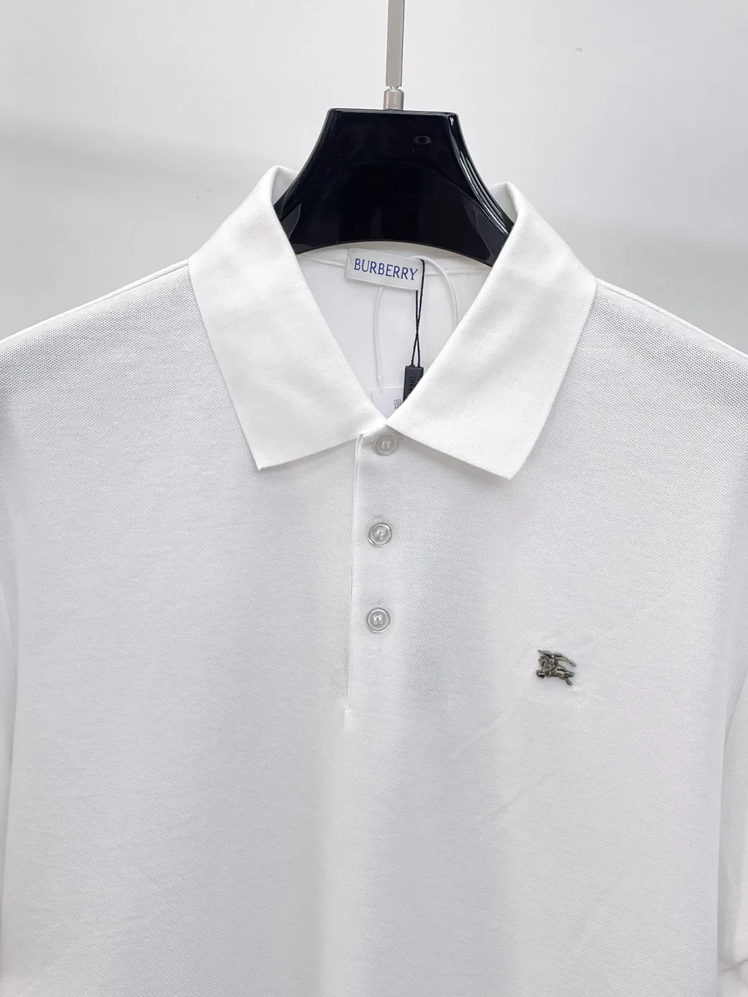 Burberry New Arrival Polo shirt, complete with three labels, original fabric, original customized accessories, official Same Style, made of 210g pure cotton pique fabric, customized same-tank dyed fabric, very comfortable and smooth to the touch, very wide and stylish, produced by the first-line brand Factory, imported Behringer embroidery machine, embroidery is full and textured, the collar rib is woven with imported yarn, does not deform after long-term wear, the most New Arrival style in spring and summer, fashionable and individual Super Versatile and good-looking. It is very suitable for both men and women. It is a must-have for everyone. Size: S-XXL